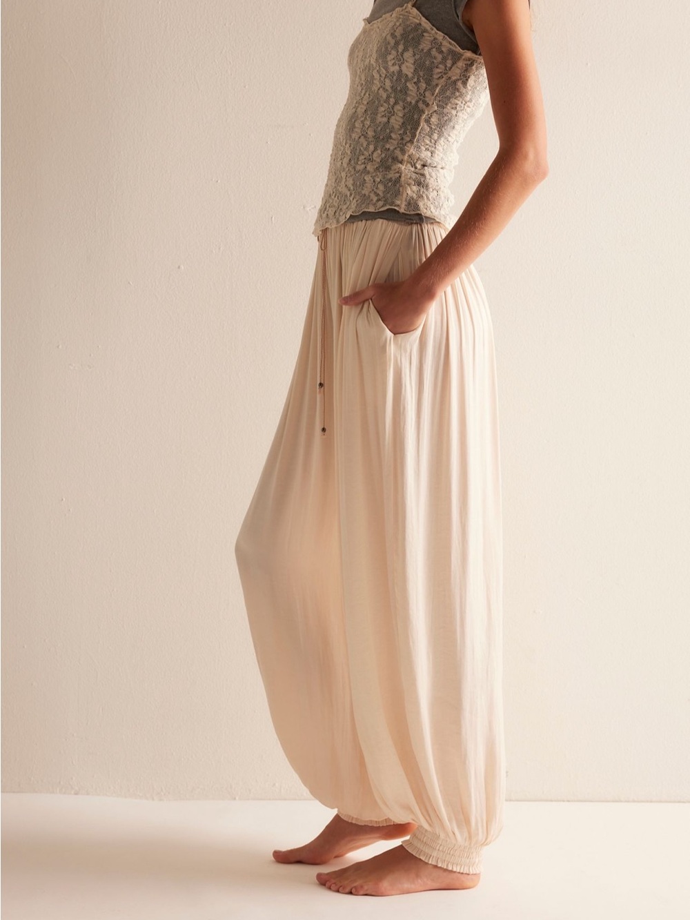 Free people sleepover crush balloon haram pants chic trending BNWT Size Medium - Picture 3 of 4
